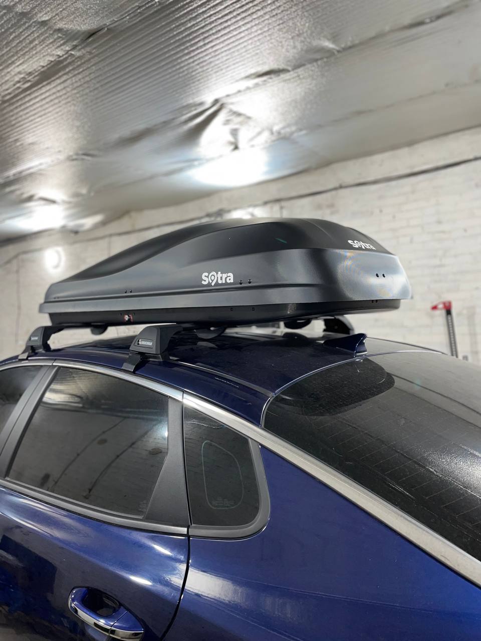Installation of boxing Sotra Altro 460 on the roof of KIA Optima with crossbars